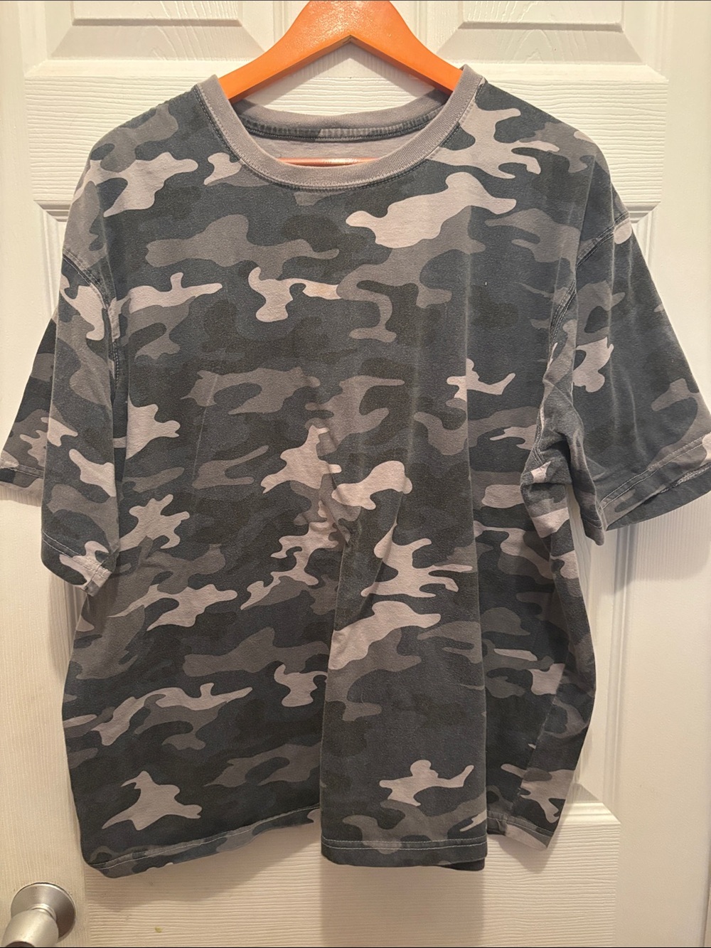 Route 66 Men's Gray and Black Camo Short Sleeve Tee
